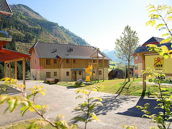 Hotelansicht vom JUFA Hotel Donnersbachwald Almerlebnis im Somme