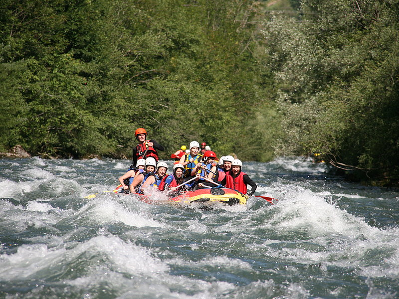 Rafting ist nicht nur eine Funsportart die ein wenig Mut abverlangt, sondern auch ein Riesenspaß. Je nach Altersgruppe gibt es unterschiedliche Schwierigkeitsgrade. So bleibt beim Rafting zwar kein Auge trocken, aber die Sicherheit ist somit immer auf un Das Foto zeigt unsere SchülerInnen im Raftingboot. Gut ausgerüstet mit Neoprenanzug, Helm und Schwimmwest und immer unter Aufsicht unserer geschulten Guides ist ihnen der Spaß anzusehen. Je nach Altersgruppe gibt es unterschiedliche Schwierigkeitsgrade und so wird es auch für unsere Volksschüler zum sicheren und spaßigen Erlebnis