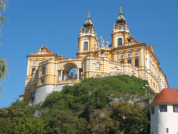 Das Stift Melk ist eines der schönsten einheitlichen Barockensembles Europas. Auf die SchülerInnen warten hier tolle Eindrücke. Hier sieht man das Stift Melk, hier werden Kinderführungen sowie Besichtigung des Stiftgartens angeboten.